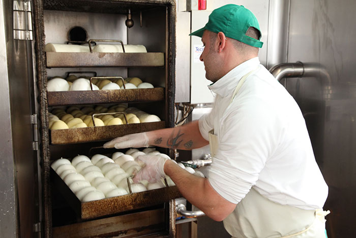 Provola di latte di bufala affumicata
