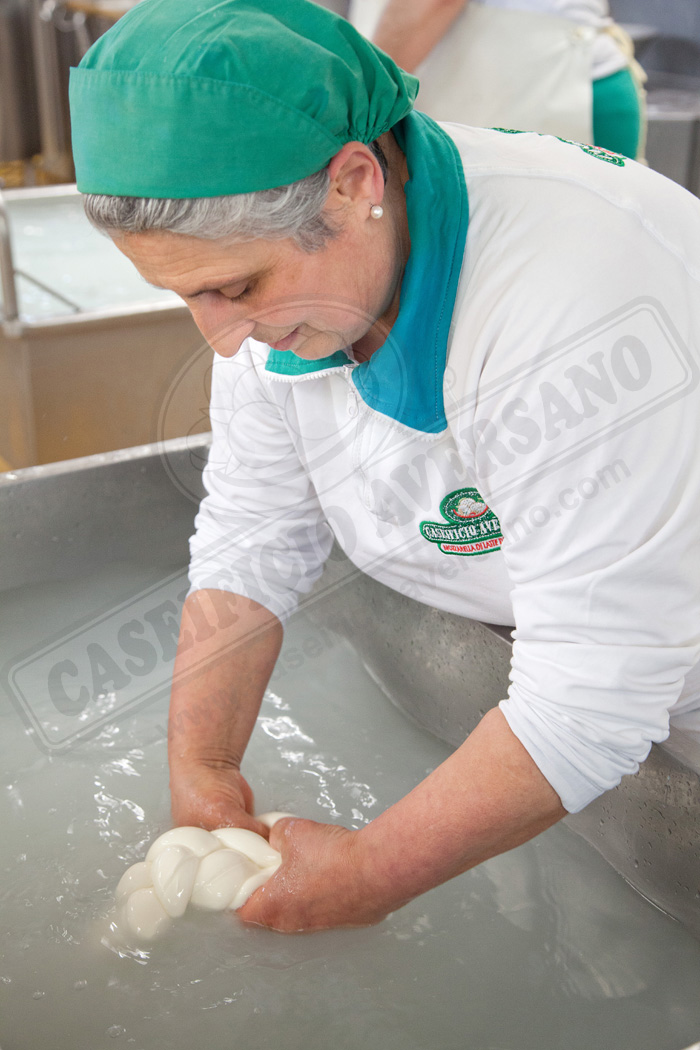 lavorazione-caseificio-aversano